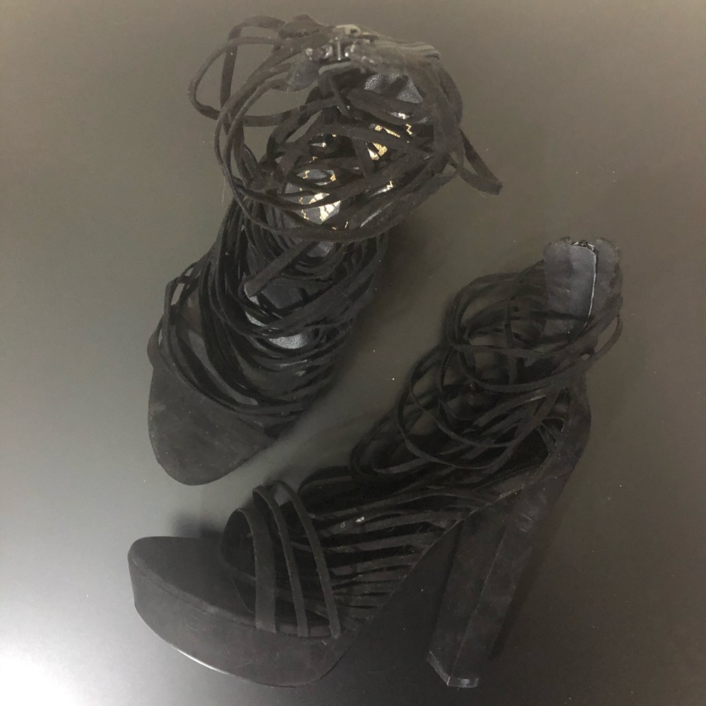 Lipstik Black Strap detail block heel